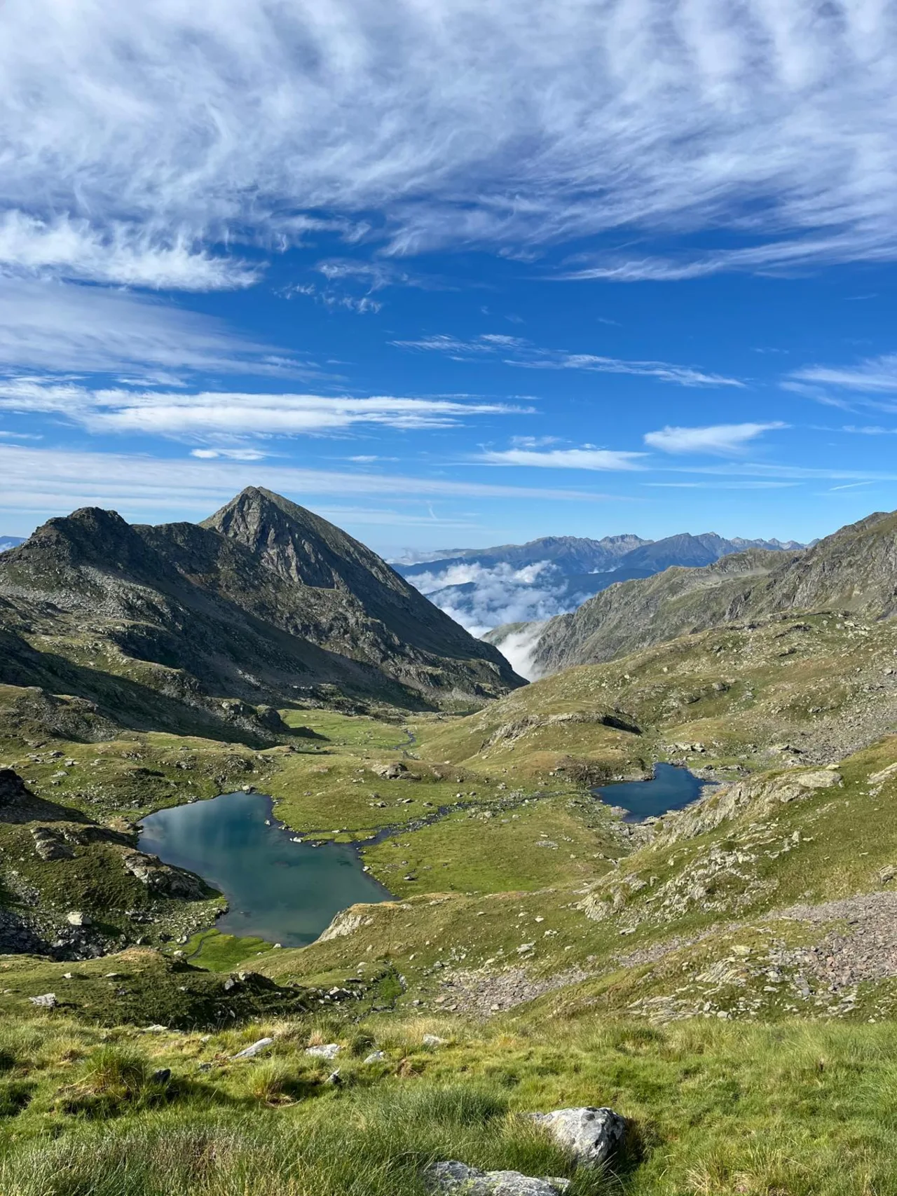 Dos estanys d’alta muntanya sota un cel amb núvols