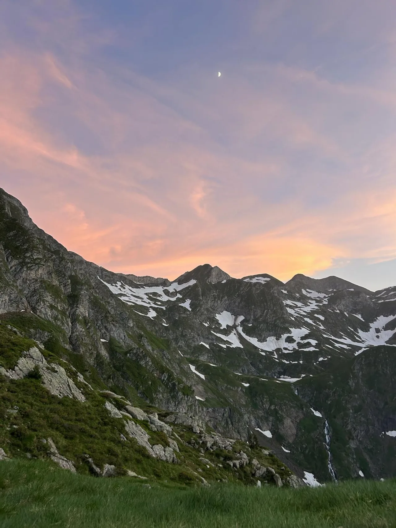 Cims amb congestes de neu sota núvols rosats